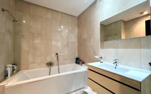 Location appartement S+3 avec balcon, Ennasr 2